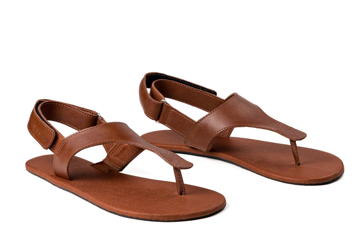 Brune sandaler som par skråt med synlige Velcroremme