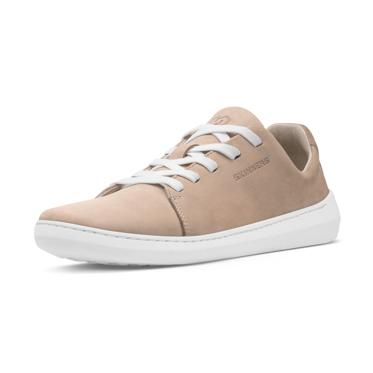 Beige lædersneaker med hvide snørebånd skråt forfra