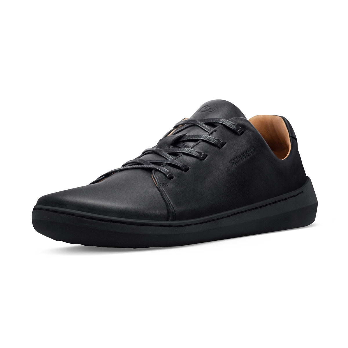 Ensfarvet sort sneaker med brunt foer skråt forfra