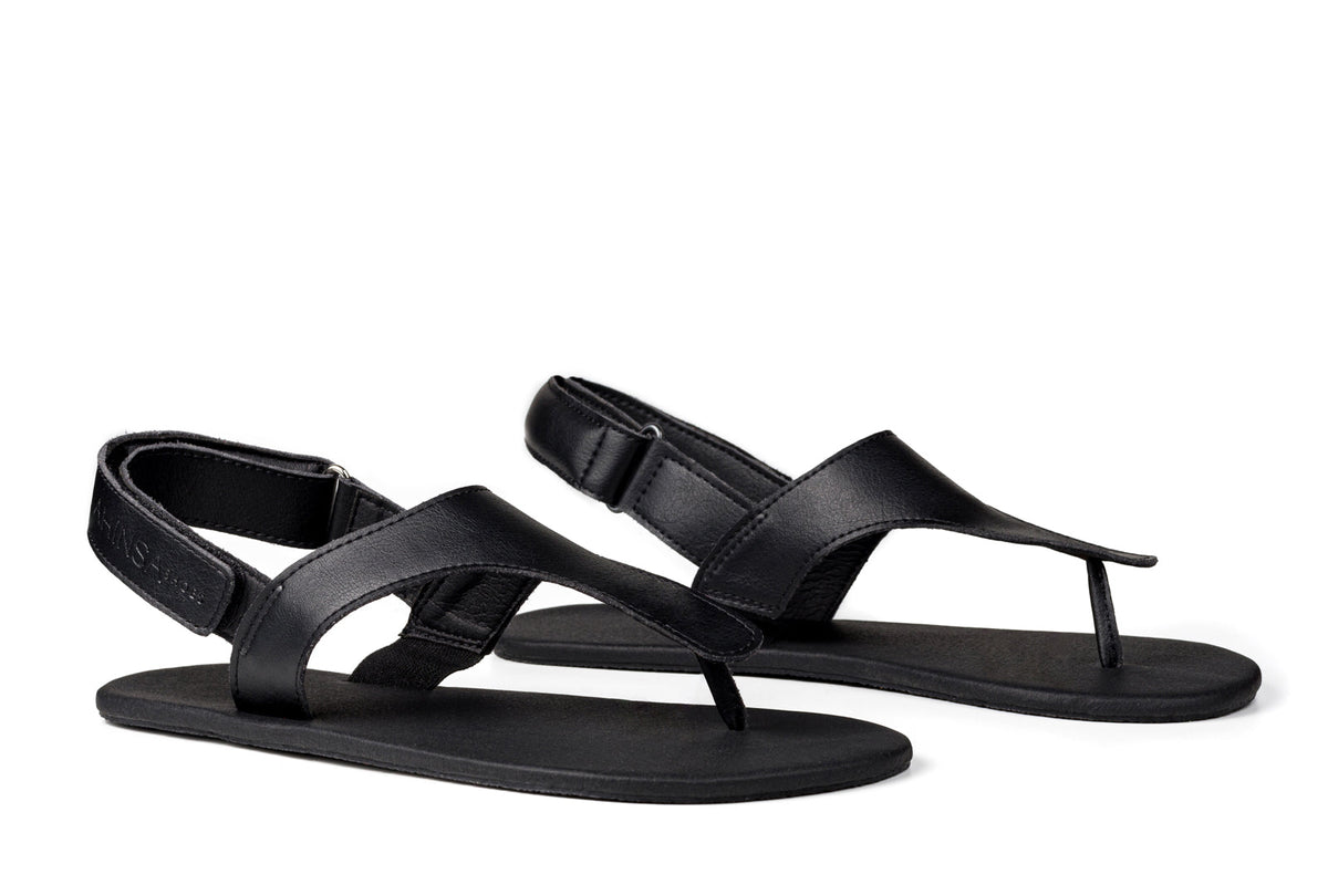 Sorte sandaler diagonalt med åbne tåstropper