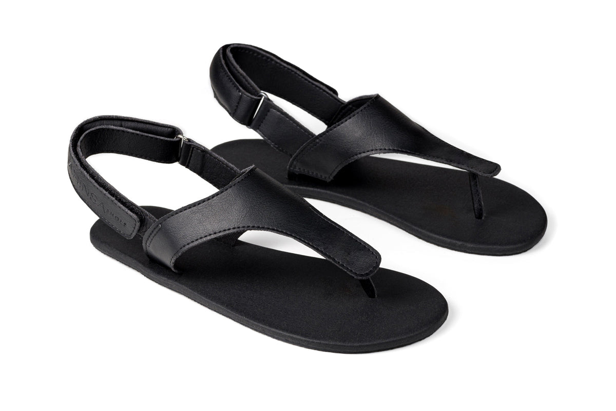Sort sandalpar med forremme set fra siden