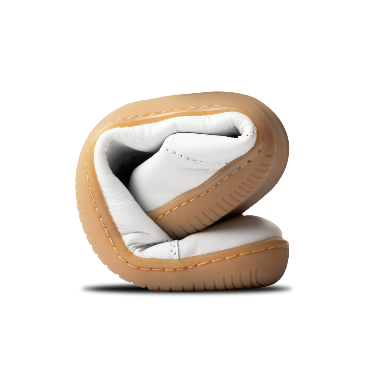 Hvid sneaker foldet rundt som tegn på fleksibel konstruktion
