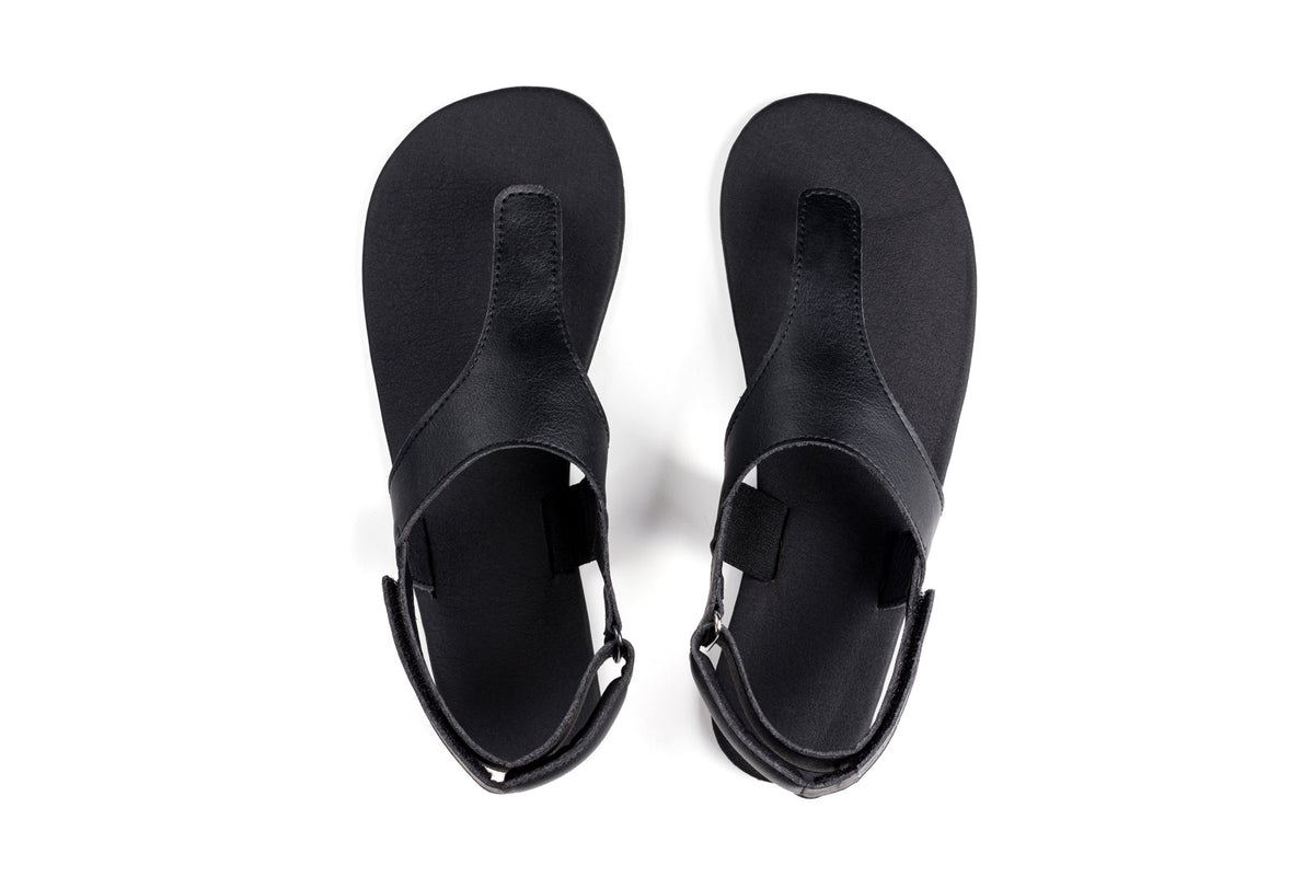 Sorte sandaler ovenfra med tåsplit