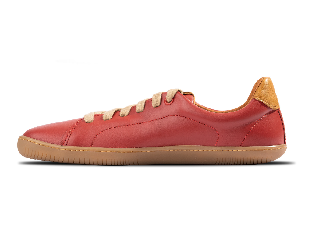 Rød sneaker med gylden hælkappe fra indersiden