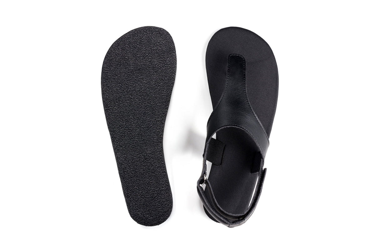 Sort sandal og løs sort sål med grov underside