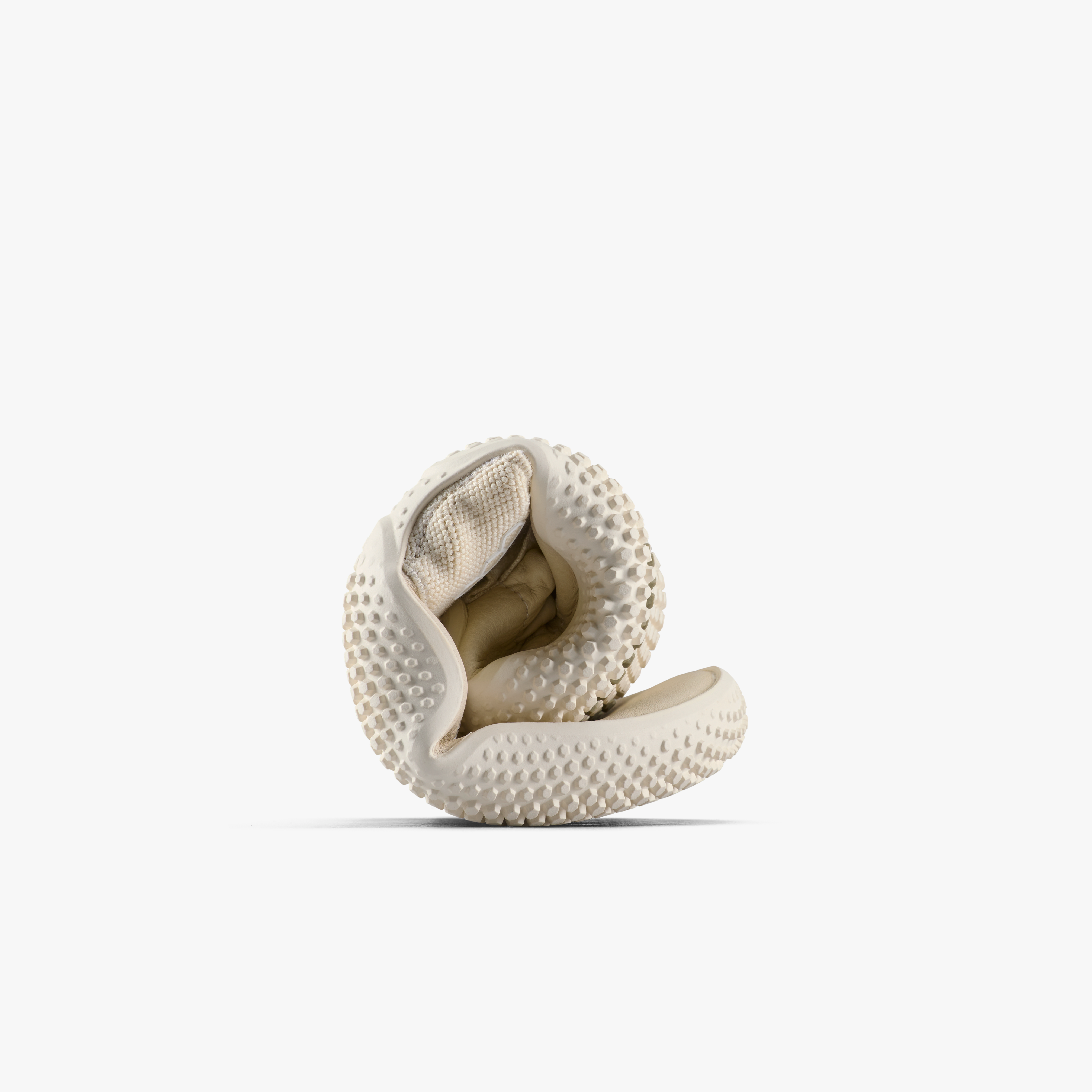 Vivobarefoot Motus Studio Ballet Womens barfodsballerina til kvinder i farven Sand, rullet sammen, fleksibilitet