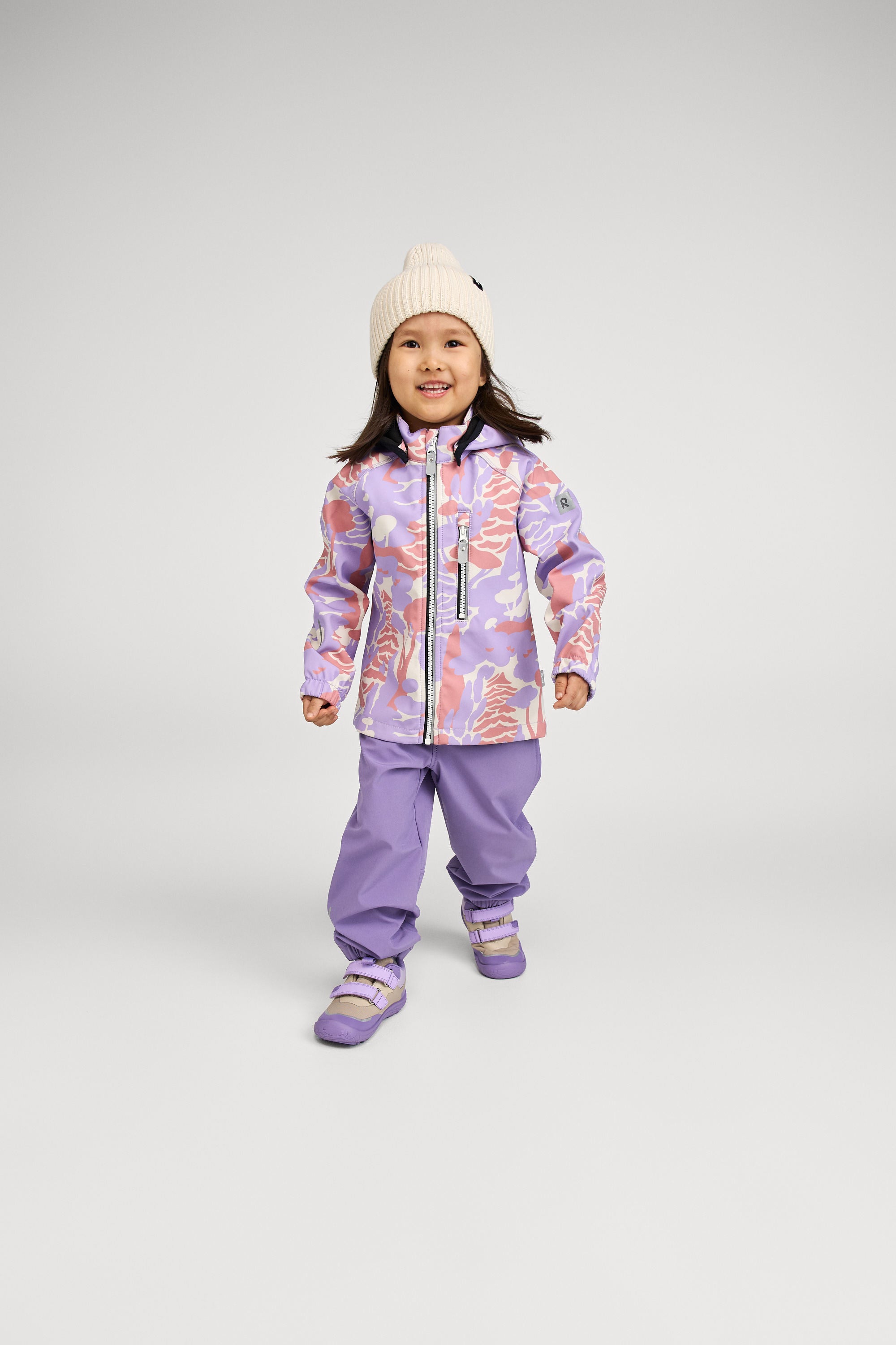 Barn i Reima outfit med Viikari barfodssko, helkropsbillede