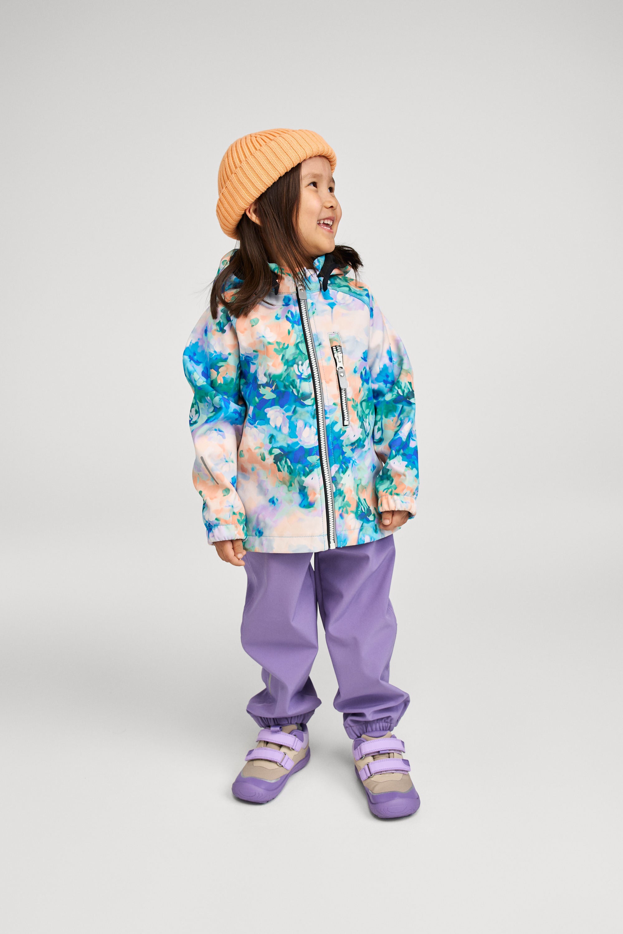 Barn i Reima outfit med Viikari barfodssko, helkropsbillede