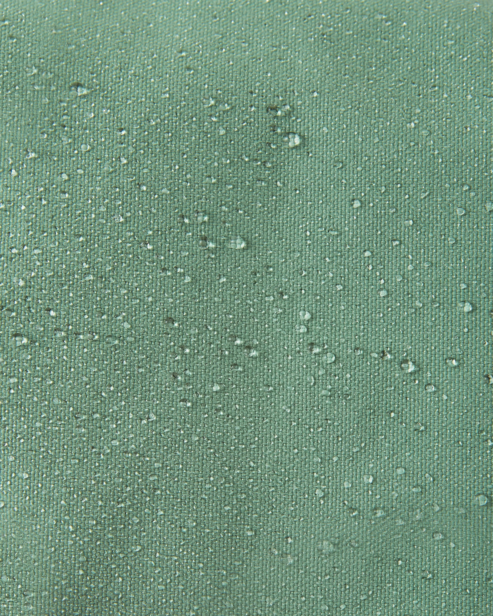 Reima Askare vanter til børn i Green Clay, nærbillede af det vandtætte materiale med vanddråber
