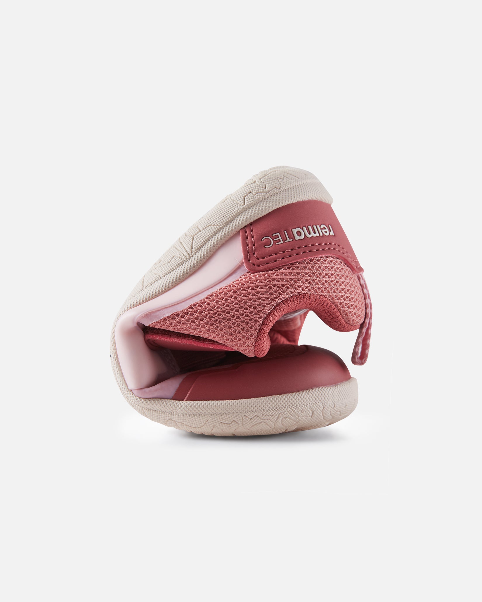 Reima Tepastelu barfodssko til børn i Rose Blush, skoen bøjet, så sålens fleksibilitet ses