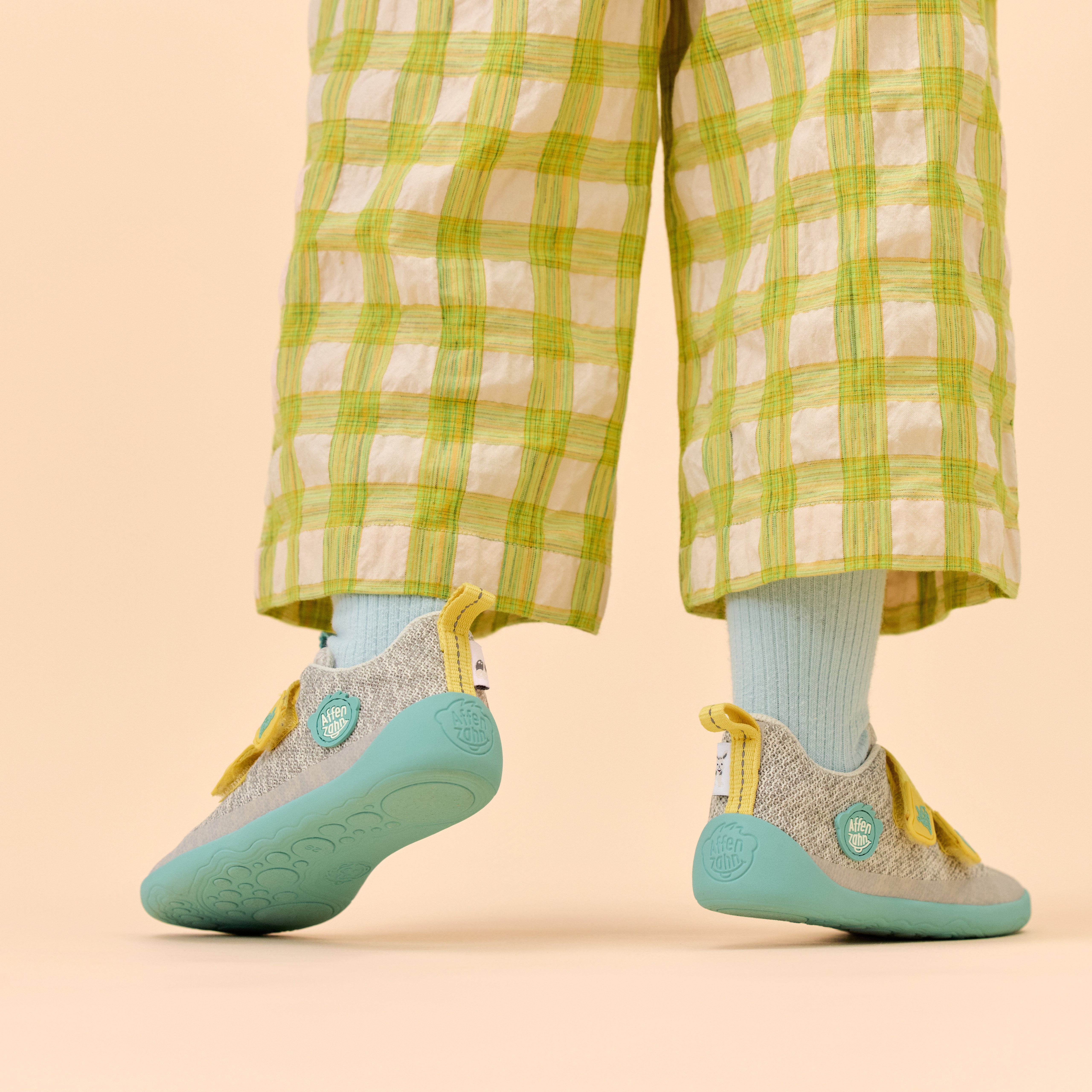Affenzahn Sneaker Knit Happy barfodssko til børn i farven Rhino, livsstilsbillede