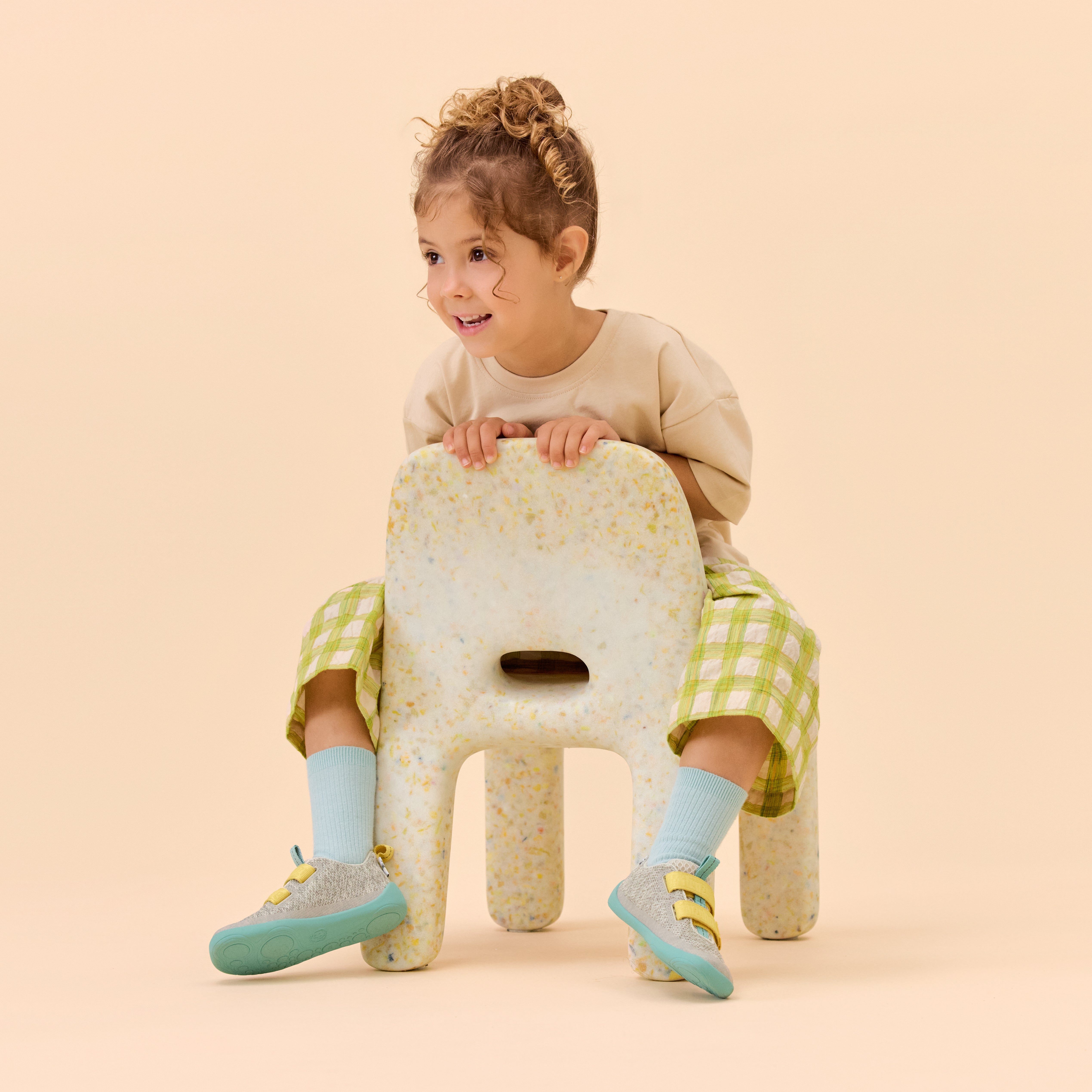 Affenzahn Sneaker Knit Happy barfodssko til børn i farven Rhino, livsstilsbillede