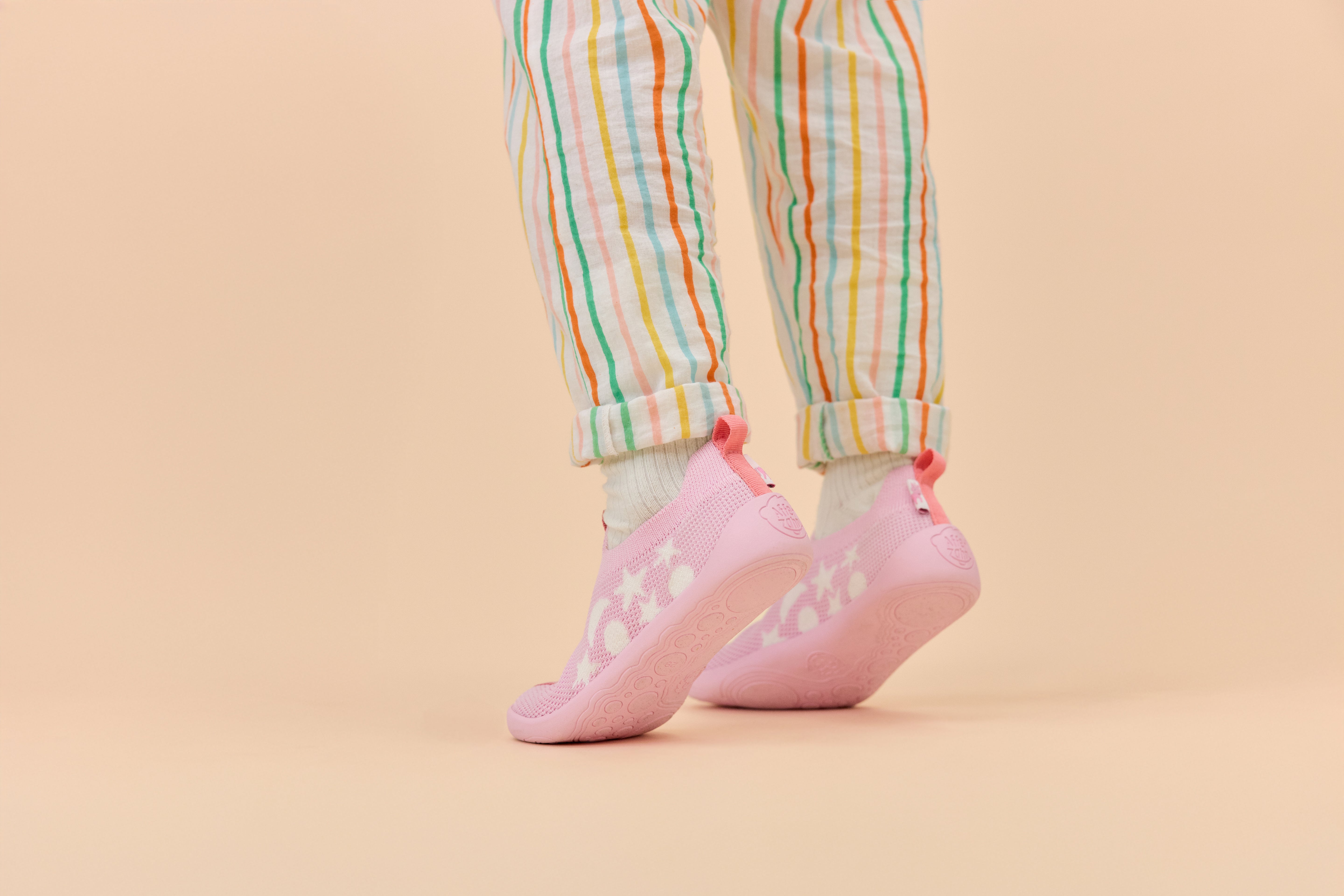 Affenzahn Slipper Knit Flinky barfodssko til børn i farven Unicorn, livsstilsbillede
