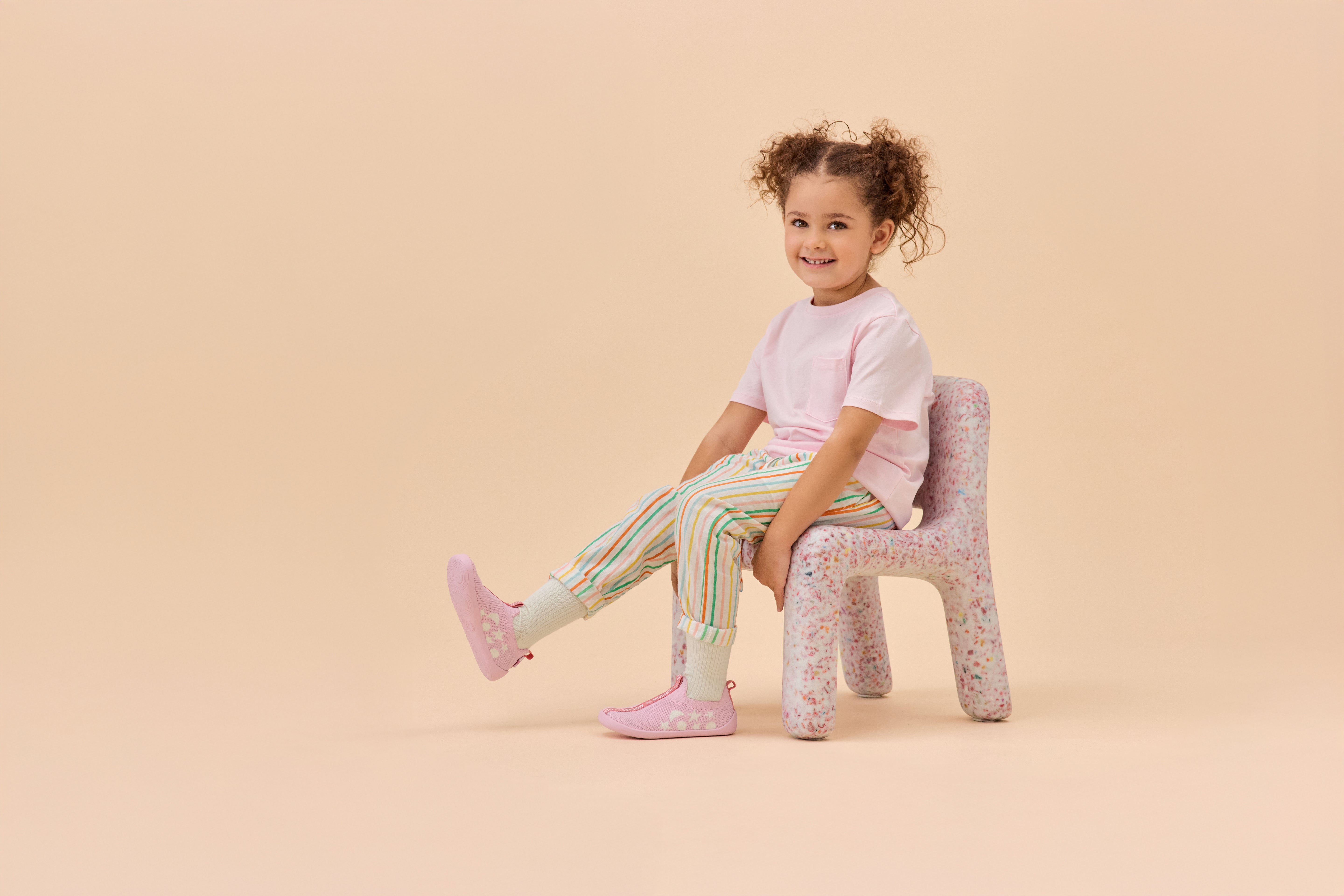 Affenzahn Slipper Knit Flinky barfodssko til børn i farven Unicorn, livsstilsbillede