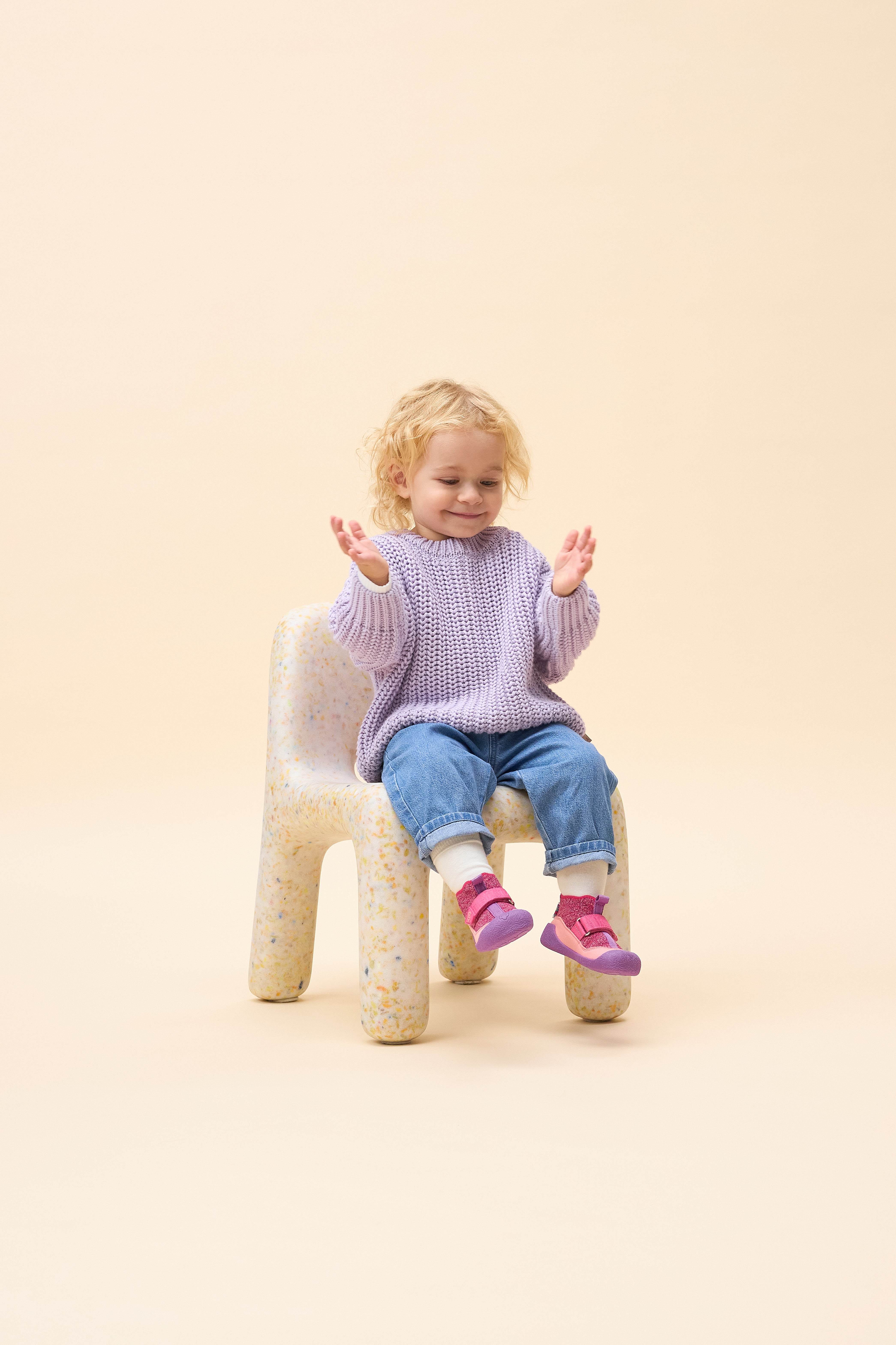 Affenzahn Prewalker Knit Toddly barfodssko til børn i farven Owl, livsstilsbillede