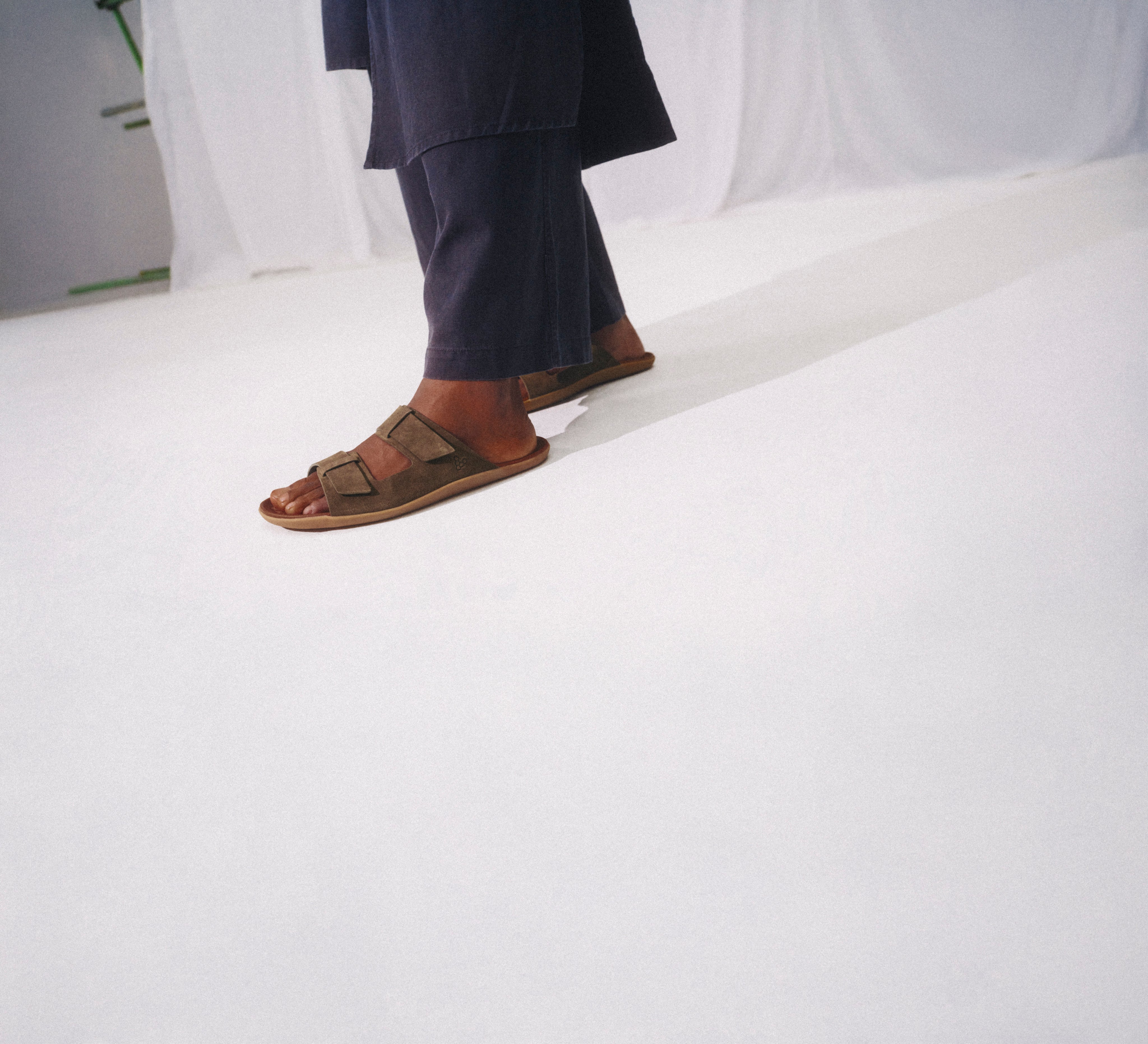 Vivobarefoot Sensus Yin Slide Mens i Obsidian – lookbook 2