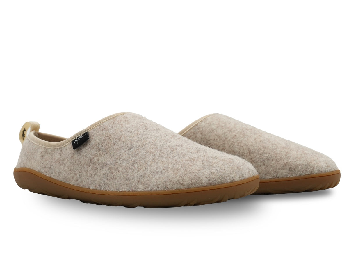 Par hjemmesko i beige uldfilt set skråt forfra med bred tåboks