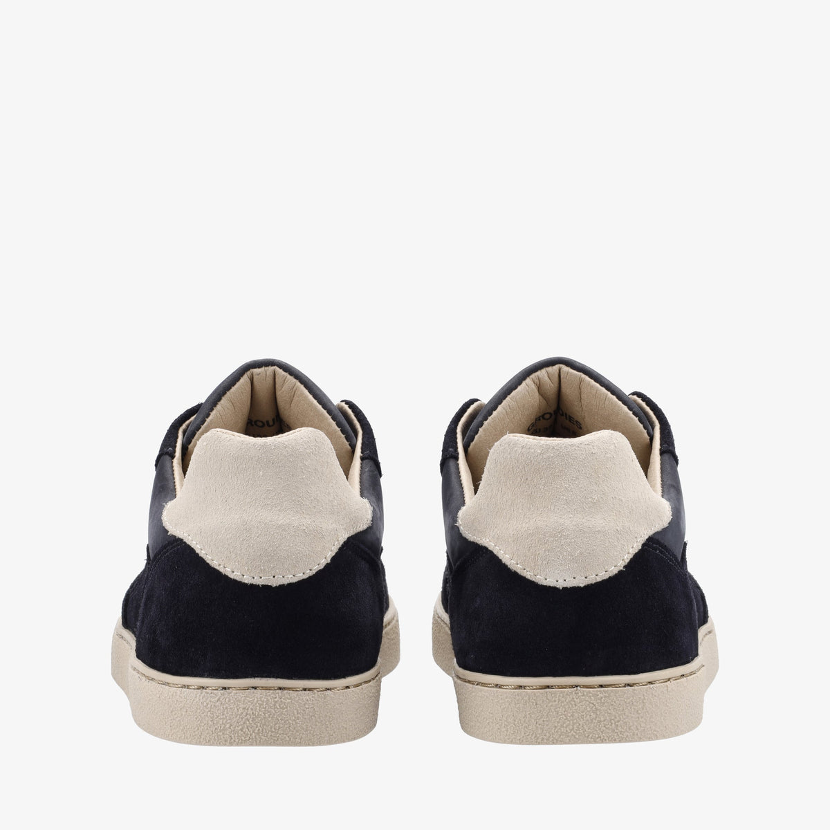 Lyse hælkapper på navy sneakers set bagfra