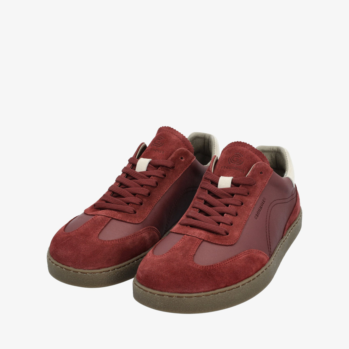 Par bordeaux sneakers set forfra med snøring og ruskind på tåen