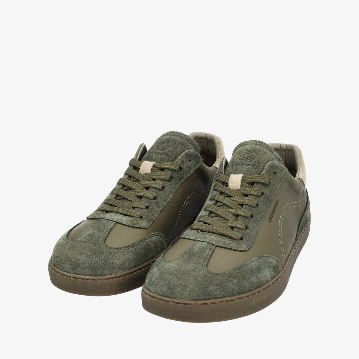 Par khaki sneakers med snørebånd i samme farve set forfra