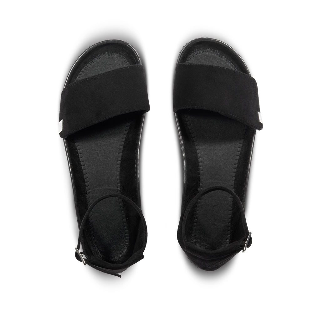 Sorte sandaler set oppefra med justerbare stropper