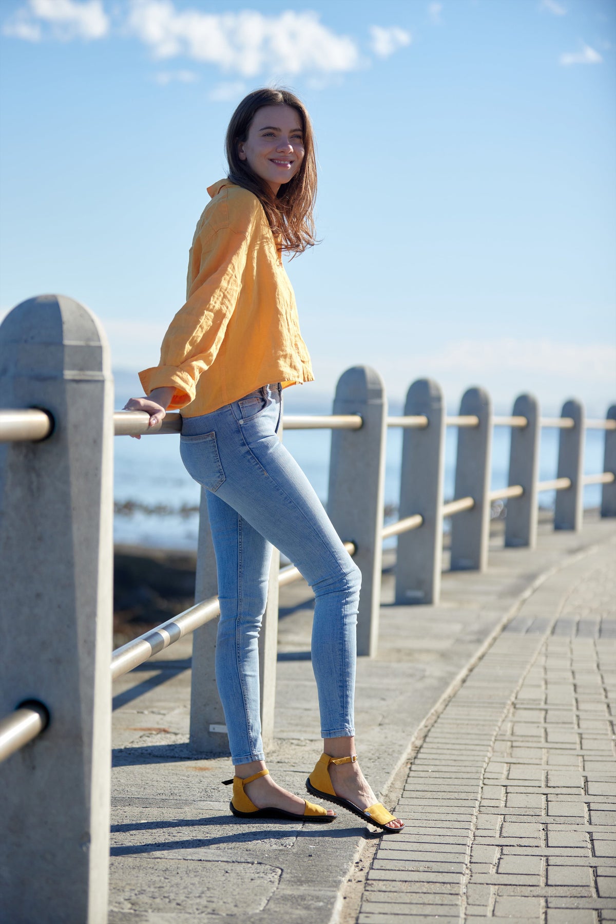 Gule Leguano Jara sandaler på kvinde ved havnepromenade