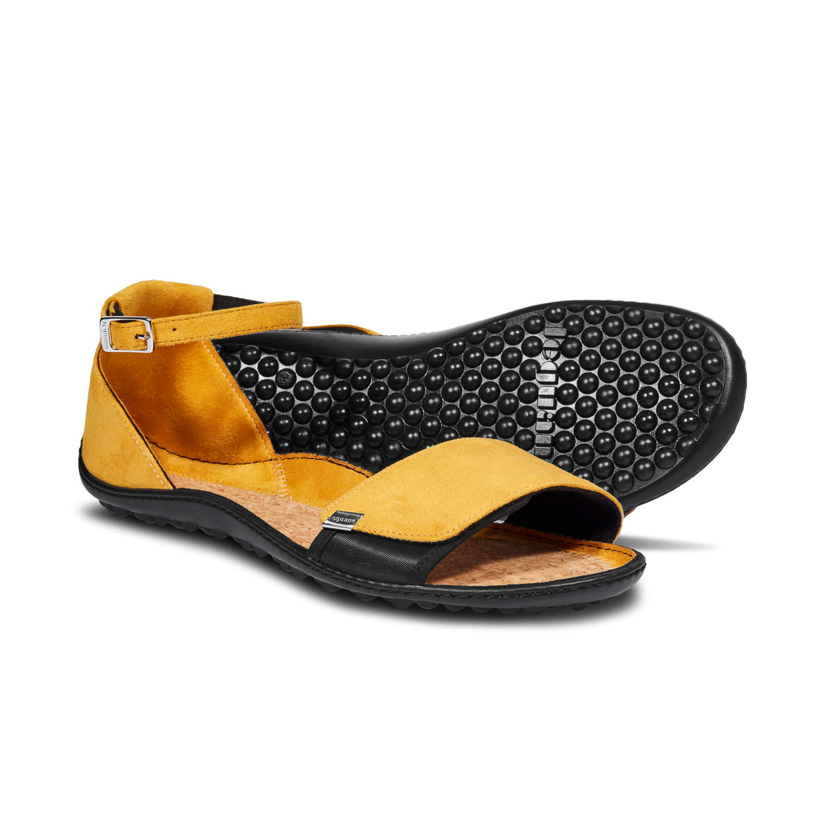 Gult par sandaler set skråt med synlig ydersål