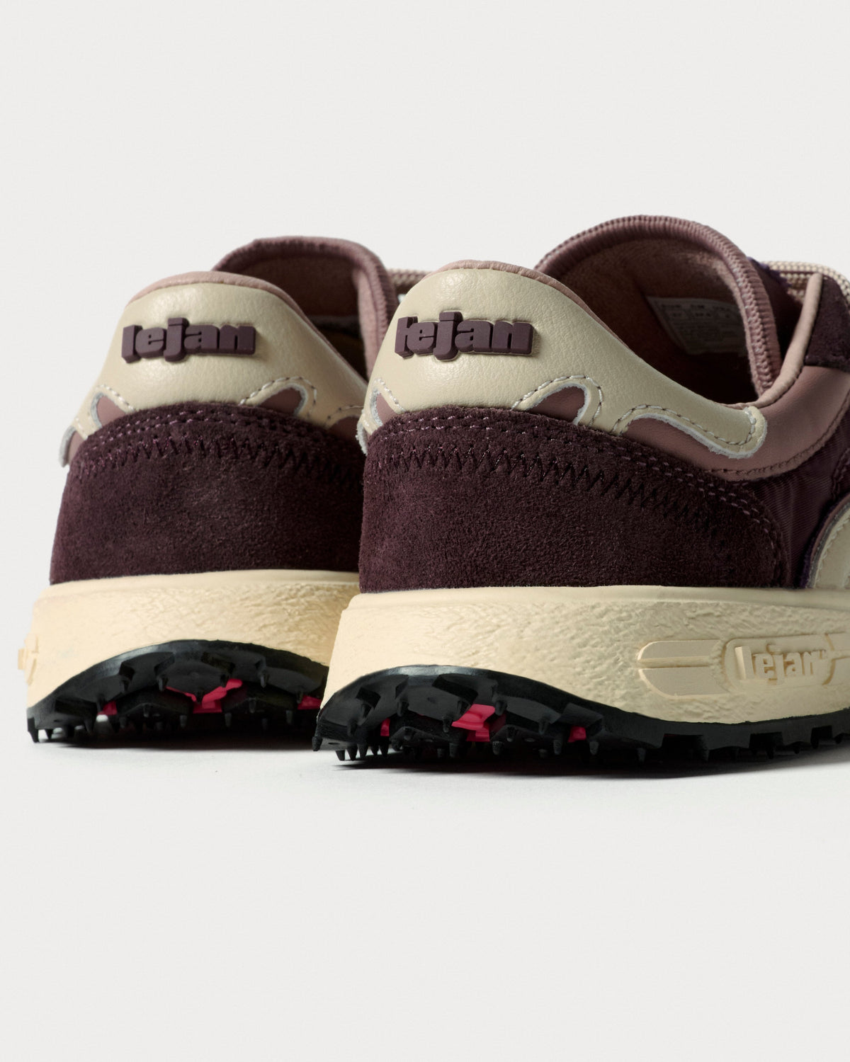Par bordeaux sneakers set bagfra med logo på hælkappen og grov ydersål