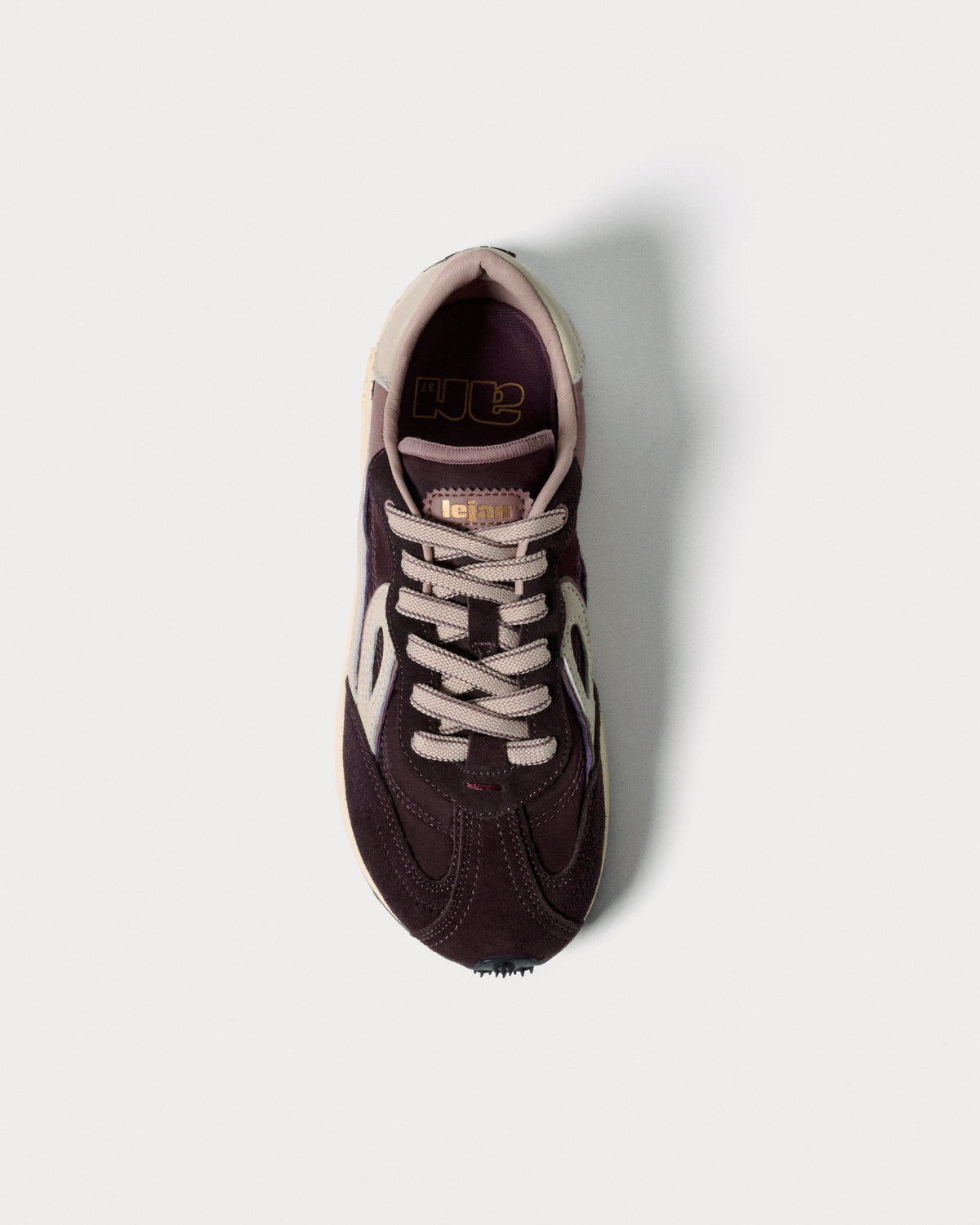 Bordeaux sneaker set oppefra med lyse snørebånd og logo på tungen
