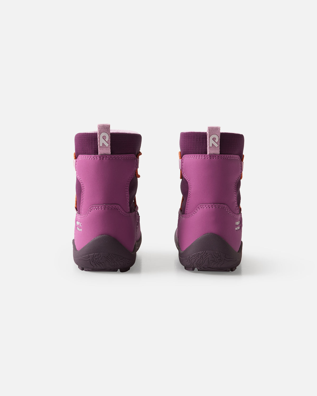 Par lilla støvler med refleksstropper set bagfra