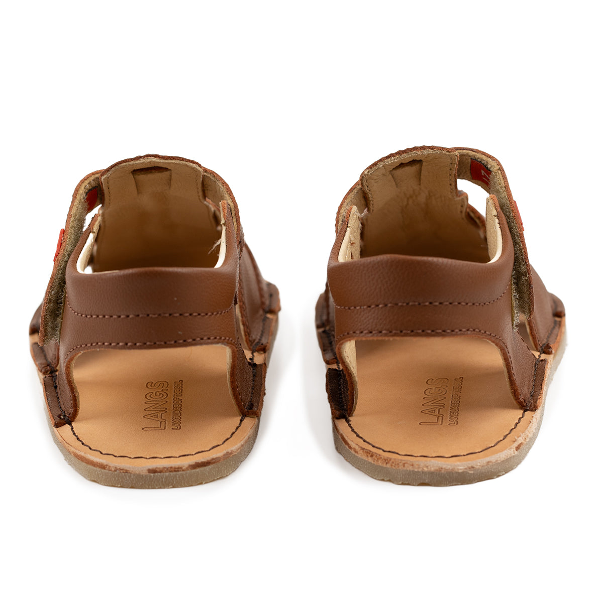 Tikki Lasta Leather Bruno sandals til børn; unisex, brun læder med åben hæl og komfortabel fodseng; minimalistisk og fleksibelt design, ideel til små fødder.