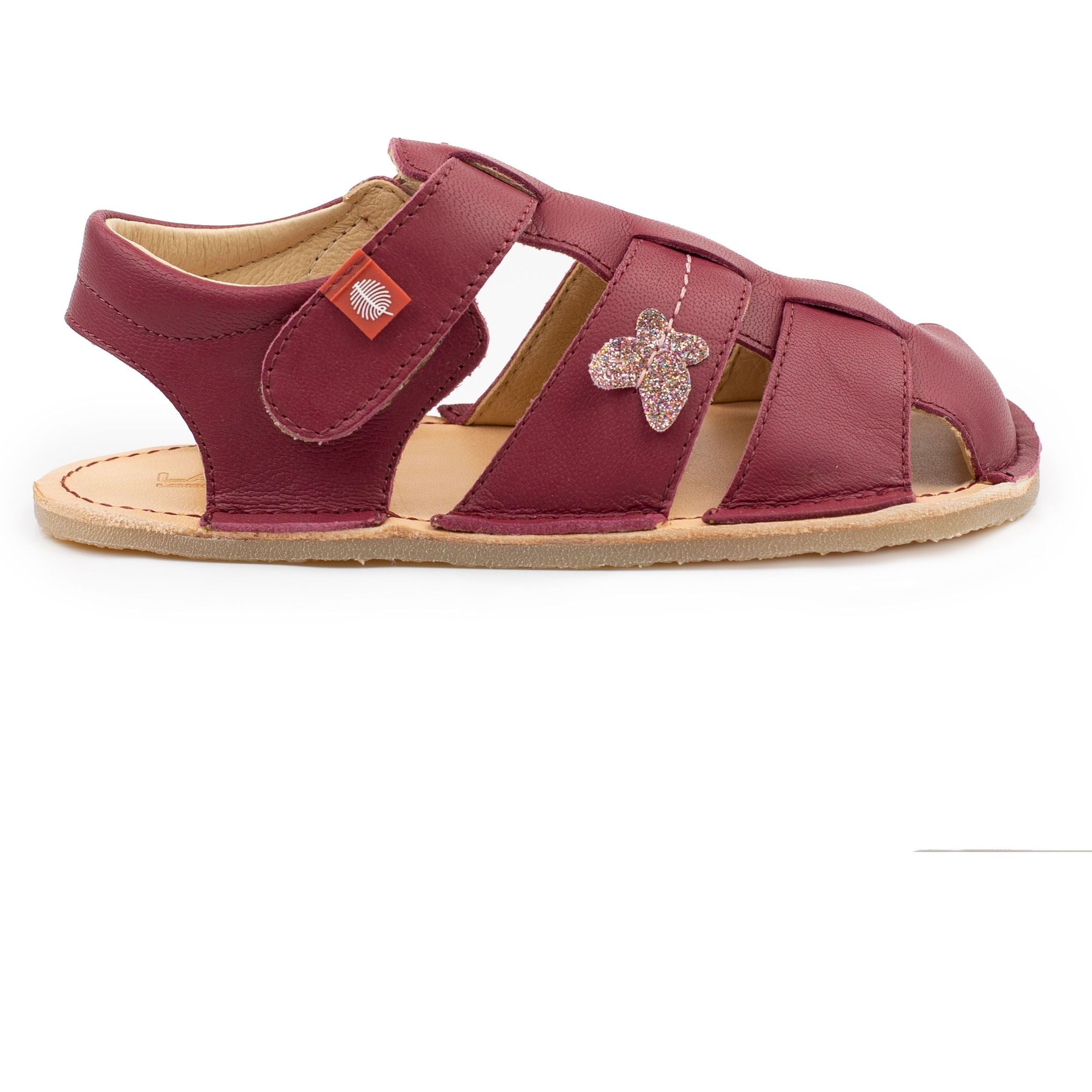 Børnesandal fra Tikki Lasta Leather, Farfalla variant, i burgundy læder med glitter sommerfugl dekoration og lysebrun fleksibel sål. Åben tå design med justerbar rem.