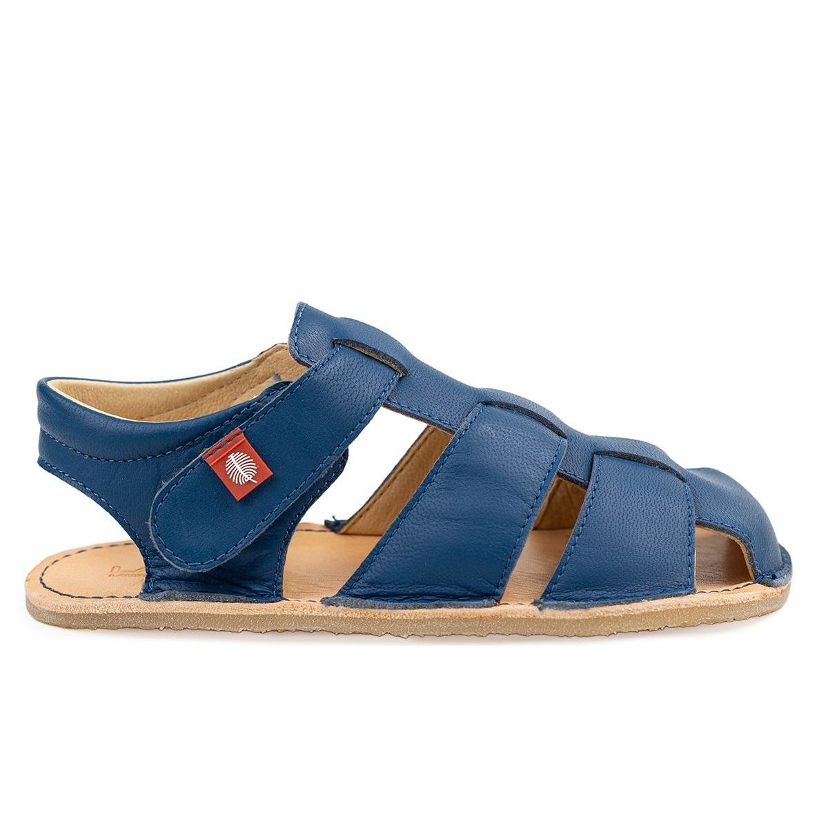 Tikki Lasta Leather Mare børnesandal i dyb blå med flere læderremme, åben tå og en naturlig lædersål for en barfodseffekt, med rød mærkat på siden.