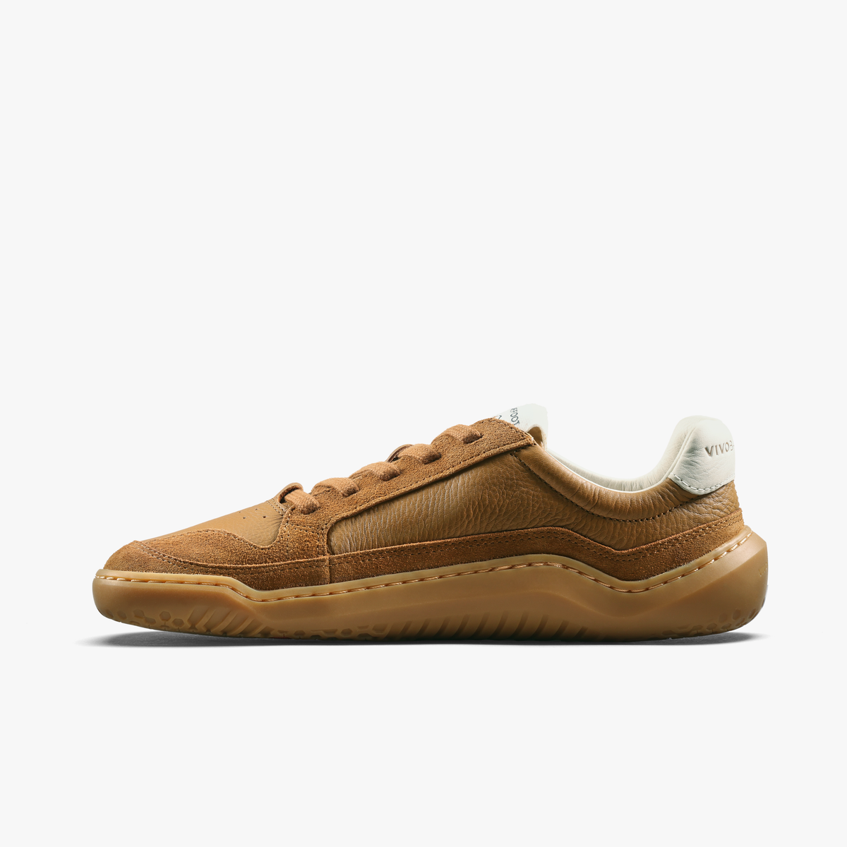Sneaker i tan læder set fra indersiden med perforeret tåparti