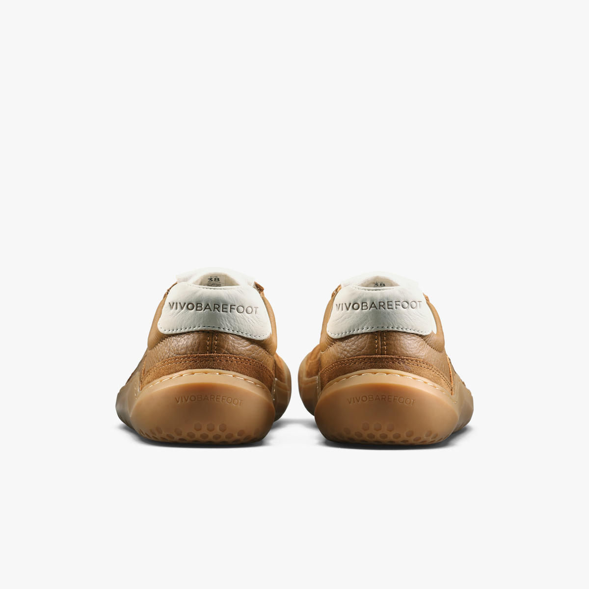 Hælparti på tan sneakers set bagfra med logo på hæl og sål
