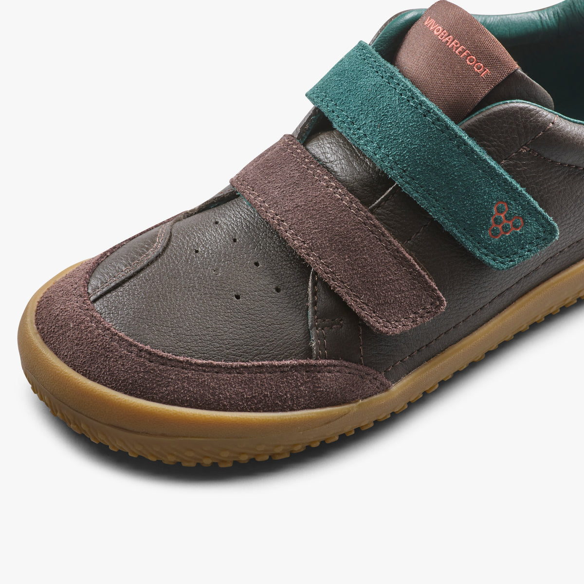 Nærbillede af velcroremme og tåkappe i ruskind på brun børnesneaker