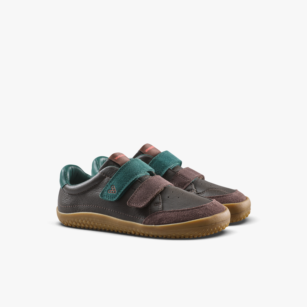 Par brune børnesneakers i læder og ruskind set skråt forfra
