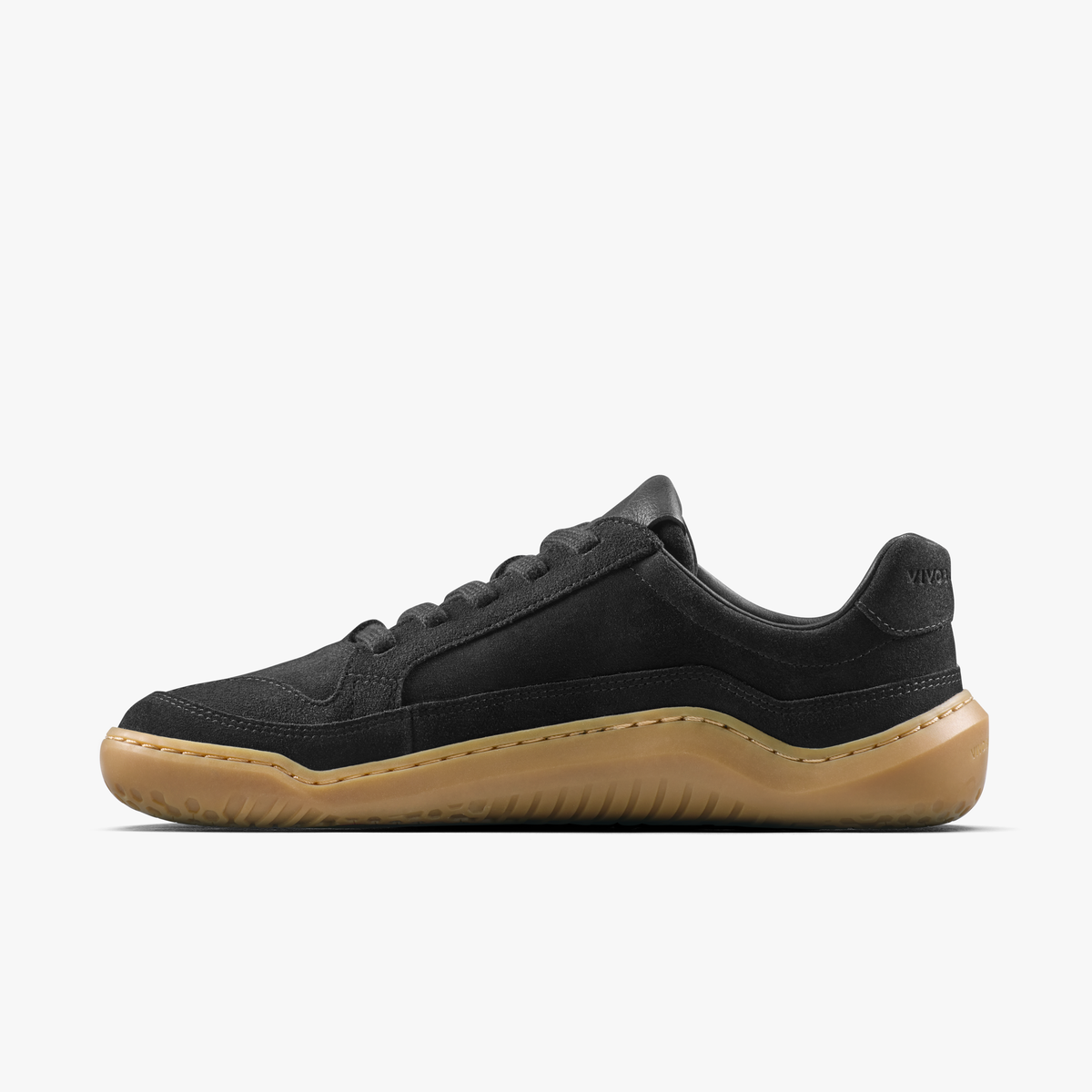 Sort sneaker i ruskind med honningfarvet gummisål set fra indersiden
