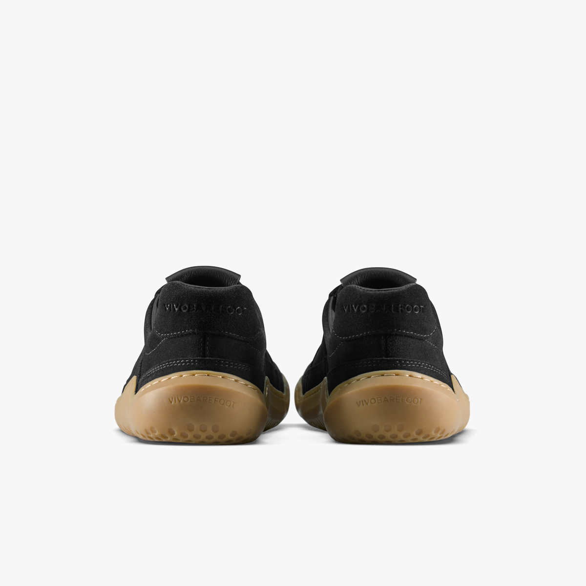 Par sorte sneakers set bagfra med logo på hælkappe og sål