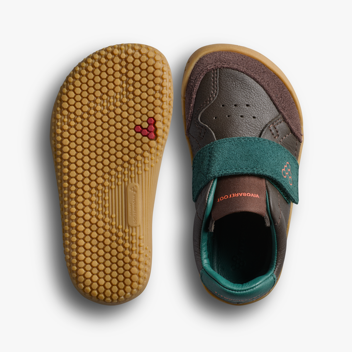 Ydersål med sekskantede knopper ved siden af brun sneaker set oppefra