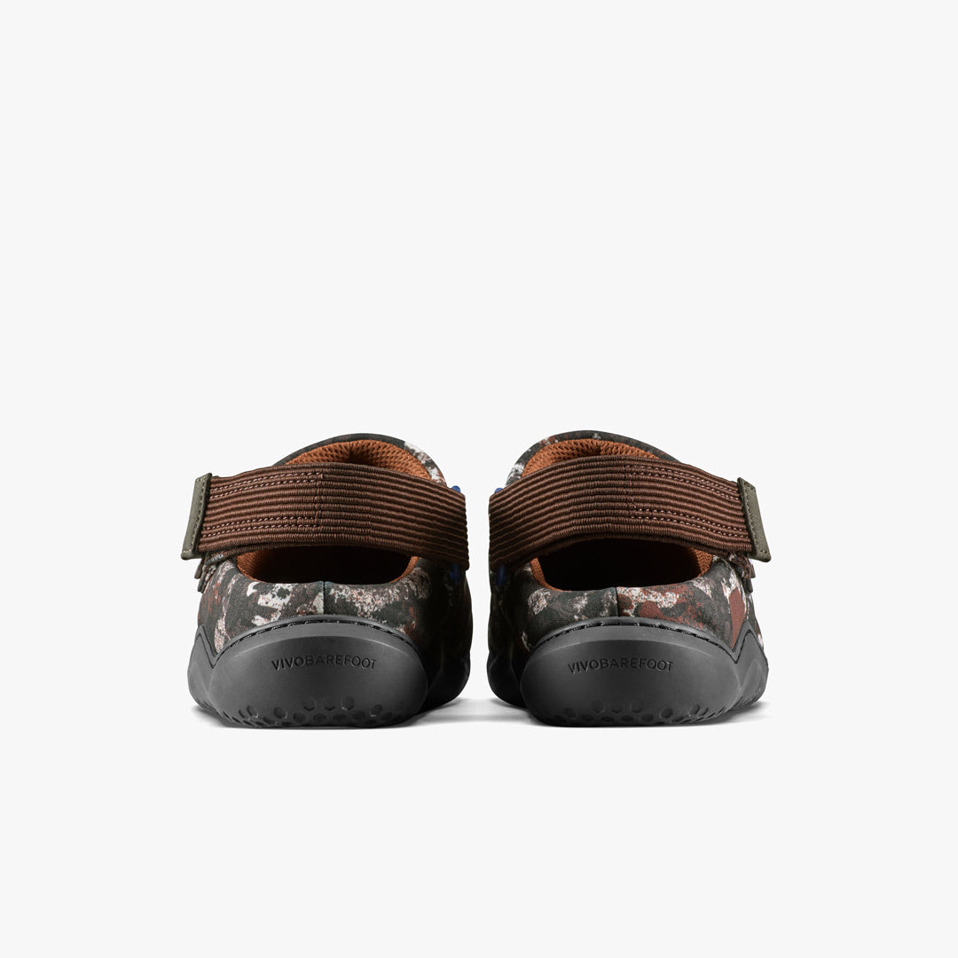 Brun hælstrop og VIVOBAREFOOT-logo på hælen, parret set bagfra