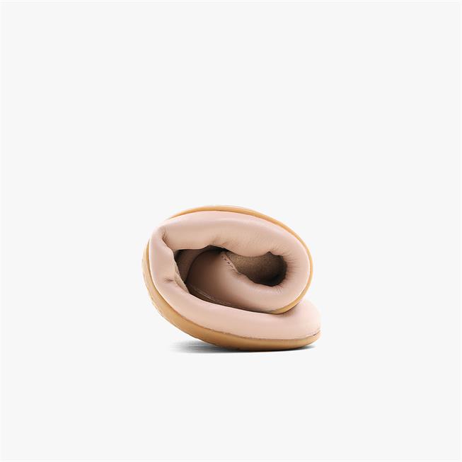 Sammenrullet rosa slip-on demonstrerer fleksibel konstruktion