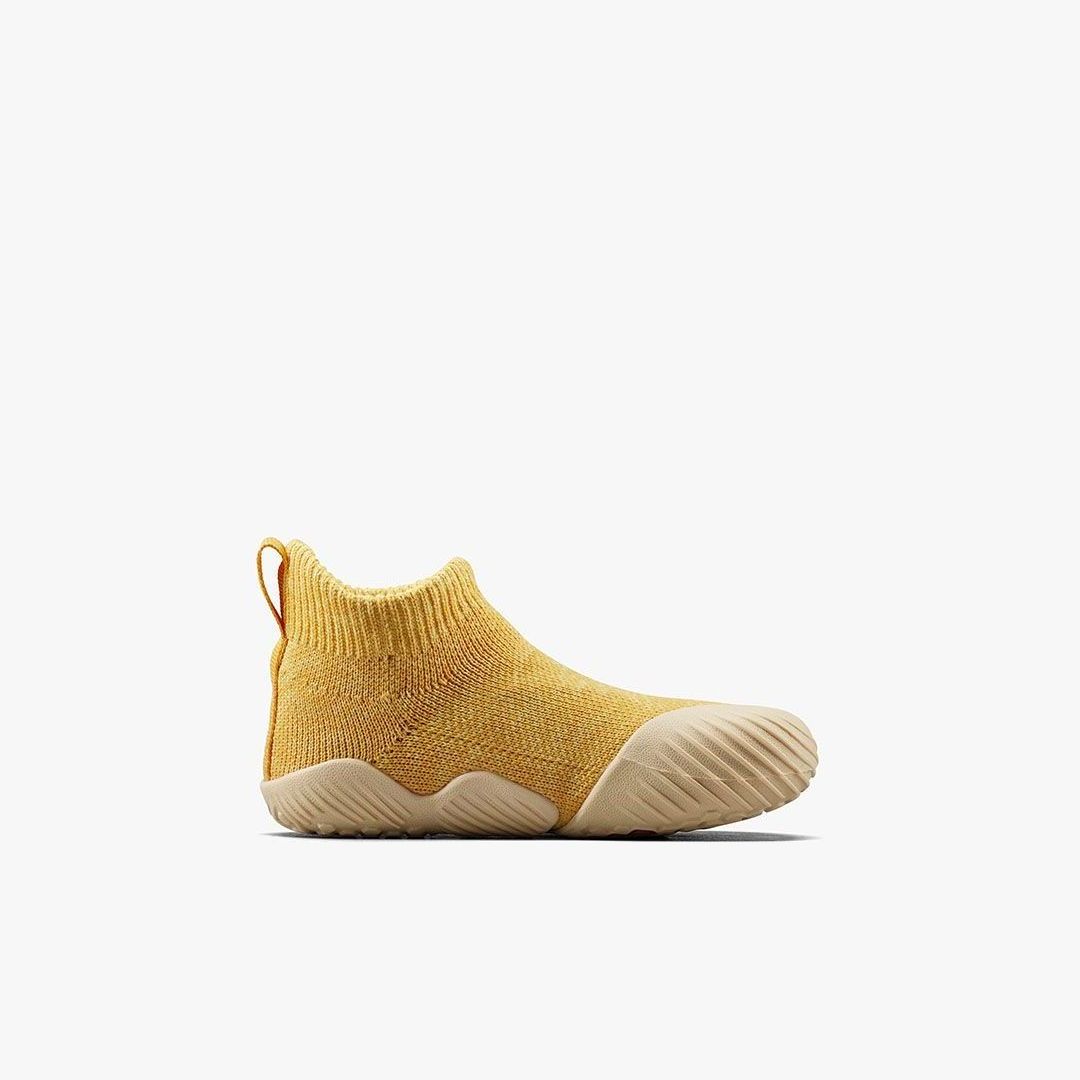 Vivobarefoot Pluma Knit Toddlers sko i Honey Gold variant. Unisex design med sømløs strikket overdel i gul tone og ultratynd sål med mønster, der fremmer barfodsfølelse.