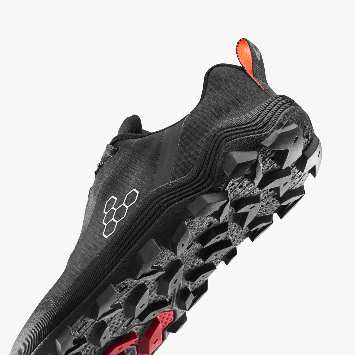 Detalje af hæl og 5,5 mm dybe knopper på ydersålen