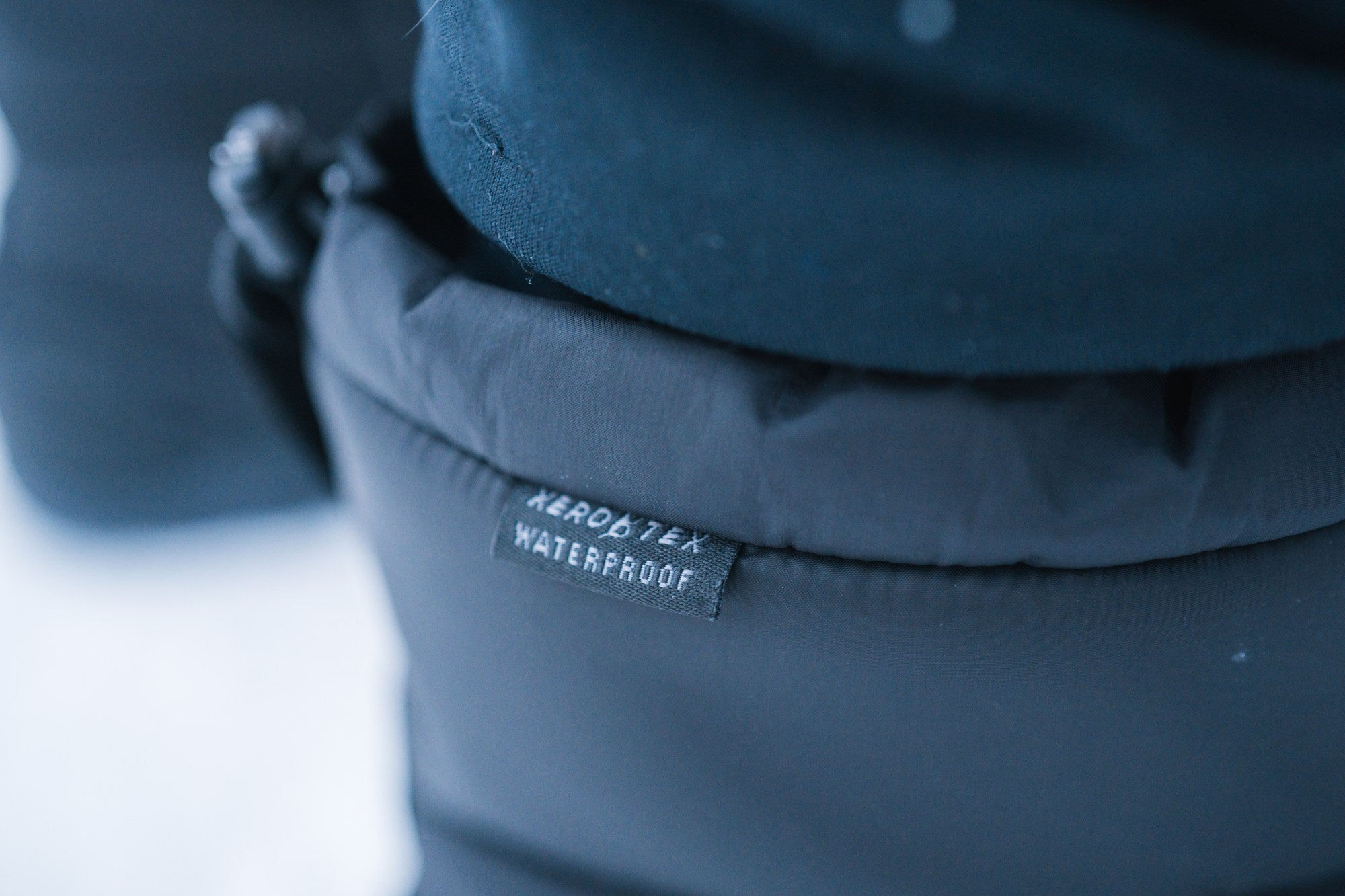 Xero Shoes Alpine Pull-On barfodssko til herre i farven Black, livsstilsbillede