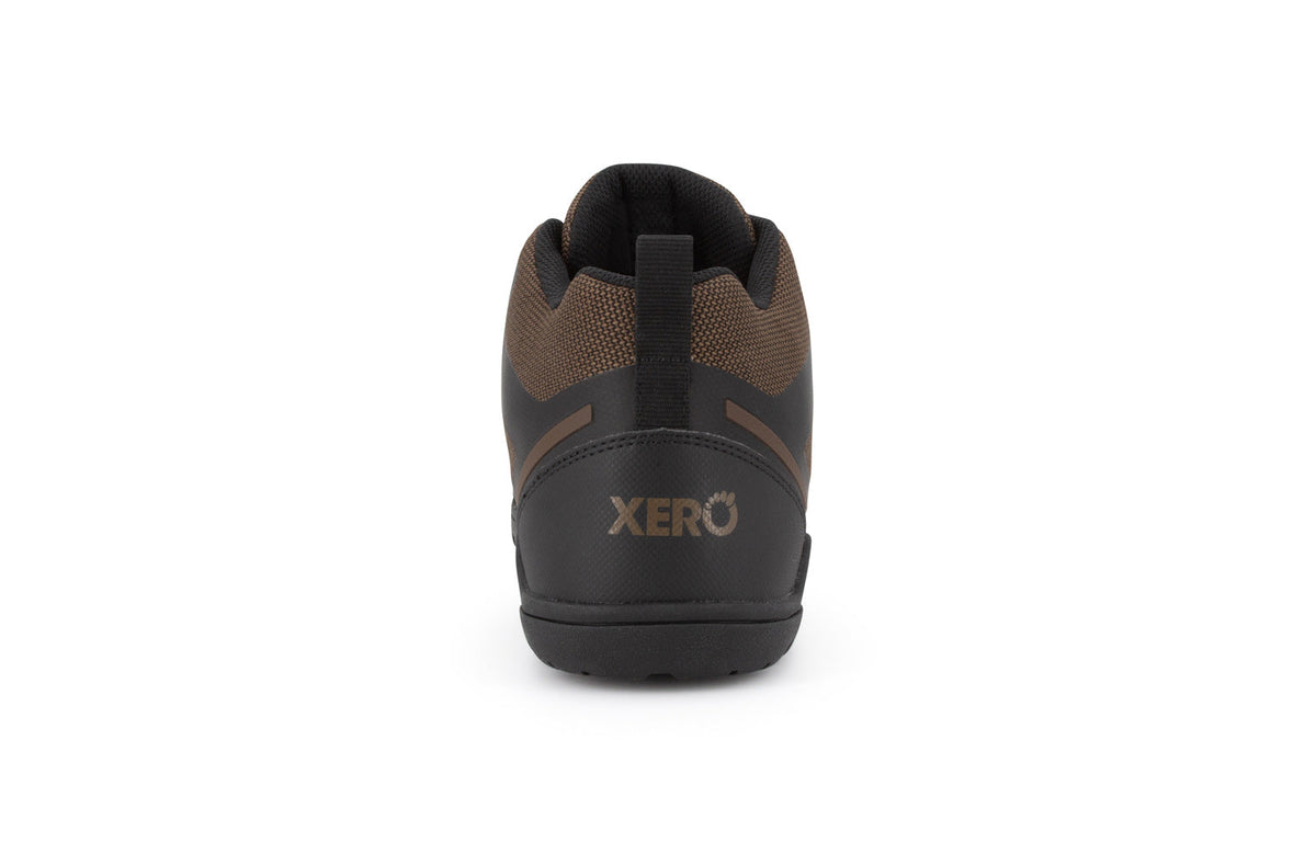 Sort hælparti med XERO-logo og strop på brun vandrestøvle set bagfra