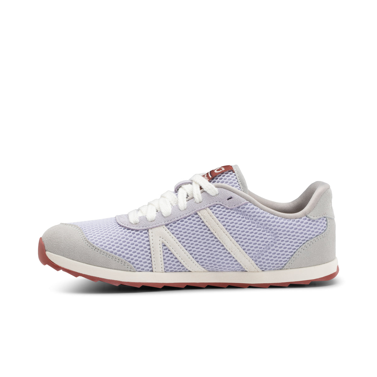 Lavendelfarvet retrosneaker med lysegrå tåkappe og hvide snørebånd set fra indersiden