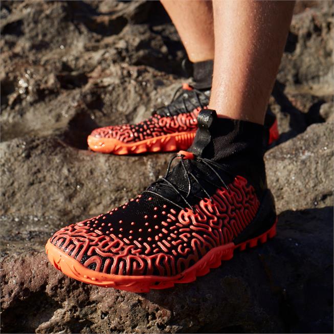 Vivobarefoot ESC Tempest Womens barfods vandstøvler til kvinder i farven black/neon coral, lifestyle