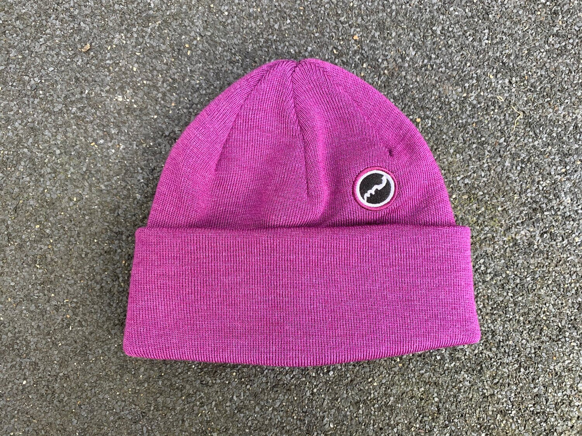 Street Movement Merino Beanie hue i lilla med broderet logo