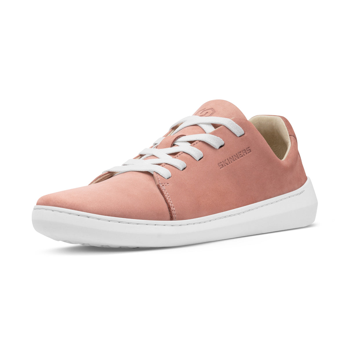 Lyserød sneaker med bred tå og lys sål vinklet forfra